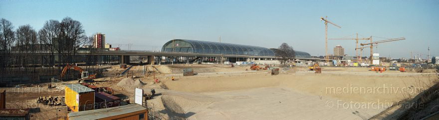Berlin. Tiergarten. Am Lehrter Bahnhof. Baustelle. Berliner Hauptbahnhof.
15. 3. 2003. Berlin. Tiergarten. Am Lehrter Bahnhof. Baustelle Berliner Hauptbahnhof.
Schlüsselwörter: Baustelle;Berlin;Deutschland;Germany;Hauptbahnhof;Lehrter Bahnhof;Panorama;2003;Tiergarten