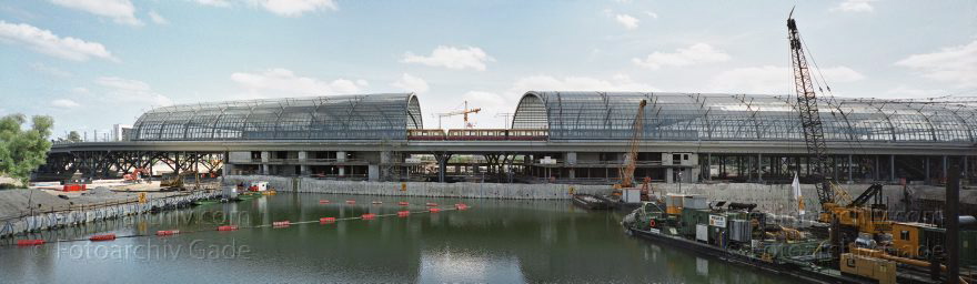 Berlin. Tiergarten. Baustelle. Berliner Hauptbahnhof
Juni 2003. Berlin. Tiergarten. Baustelle Berliner Hauptbahnhof. Blick von der Invalidenstraße. Anstelle des abgerissenen Lehrter Bahnhofs befindet sich ein geflutes Becken.
Schlüsselwörter: Berlin;Deutschland;Germany;Hauptbahnhof;Lehrter Bahnhof;Panorama;2003;Tiergarten
