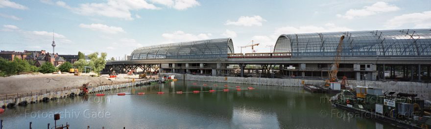 Berlin. Tiergarten. Baustelle. Berliner Hauptbahnhof
Juni 2003. Berlin. Tiergarten. Baustelle Berliner Hauptbahnhof. Blick von der Invalidenstraße. Anstelle des abgerissenen Lehrter Bahnhofs befindet sich ein geflutes Becken.
Schlüsselwörter: Berlin;Deutschland;Germany;Hauptbahnhof;Lehrter Bahnhof;Panorama;2003;Tiergarten