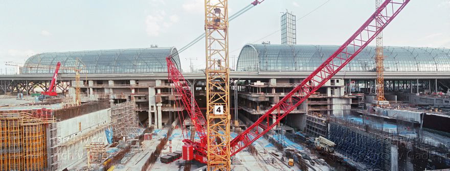 Berlin. Tiergarten. Baustelle. Berliner Hauptbahnhof. Blick von der Invalidenstraße.
Juni 2004. Berlin. Tiergarten. Baustelle Berliner Hauptbahnhof. Blick von der Invalidenstraße.
Schlüsselwörter: Berlin;Deutschland;Germany;Hauptbahnhof;Lehrter Bahnhof;Panorama;2004;Tiergarten
