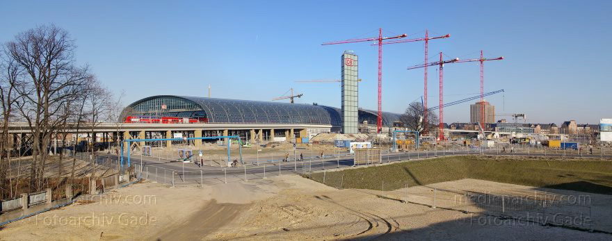 Berlin. Tiergarten. Baustelle. Berliner Hauptbahnhof
16. 1. 2005. Berlin. Tiergarten. Baustelle Berliner Hauptbahnhof
Schlüsselwörter: Berlin;Bundesbahn;DB;Deutsche;Deutschland;Eisenbahn;Germany;Hauptbahnhof;Lehrter;Lehrter Bahnhof;Panorama;S-Bahn;Stadtbahnhof;2005;Tiergarten