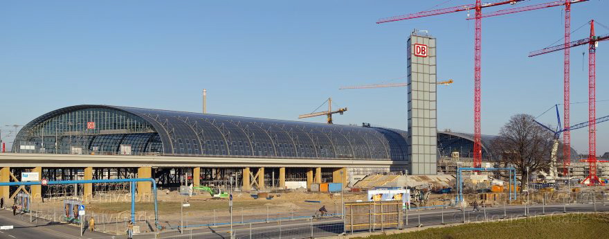 Berlin. Tiergarten. Baustelle. Berliner Hauptbahnhof
16. 1. 2005. Berlin. Tiergarten. Baustelle Berliner Hauptbahnhof
Schlüsselwörter: Berlin;Bundesbahn;DB;Deutsche;Deutschland;Eisenbahn;Germany;Hauptbahnhof;Lehrter;Lehrter Bahnhof;Panorama;S-Bahn;Stadtbahnhof;2005;Tiergarten