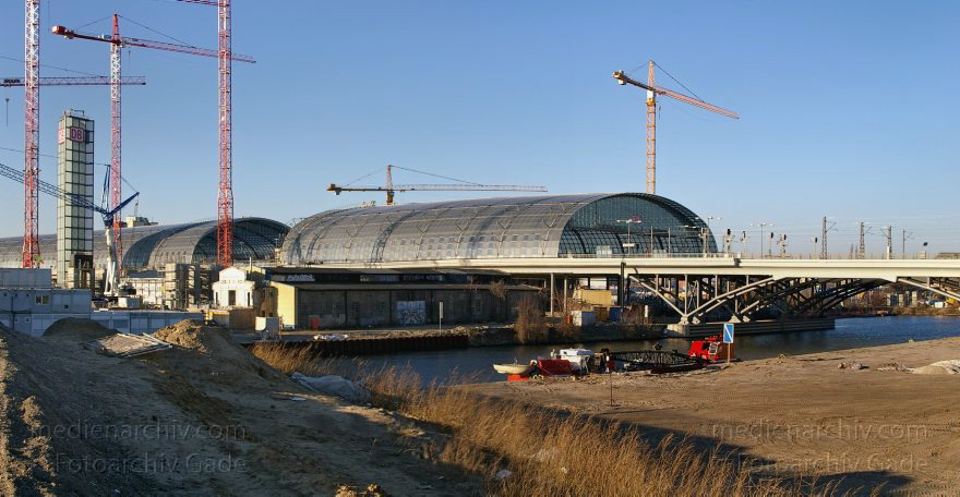 Berlin. Tiergarten. Baustelle. Berliner Hauptbahnhof
16. 1. 2005. Berlin. Tiergarten. Baustelle Berliner Hauptbahnhof
Schlüsselwörter: Berlin;Bundesbahn;DB;Deutsche;Deutschland;Eisenbahn;Germany;Hauptbahnhof;Lehrter;Lehrter Bahnhof;Panorama;S-Bahn;Stadtbahnhof;2005;Tiergarten