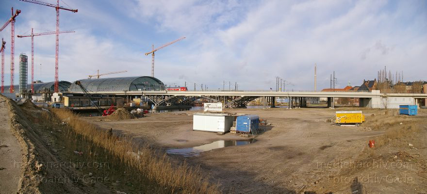 Berlin. Tiergarten. Baustelle. Berliner Hauptbahnhof
21. 1. 2005. Berlin. Tiergarten. Baustelle Berliner Hauptbahnhof
Schlüsselwörter: Berlin;Bundesbahn;DB;Deutsche;Deutschland;Eisenbahn;Germany;Lehrter;Lehrter Bahnhof;Panorama;S-Bahn;Spree;Stadtbahnhof;2005;Tiergarten