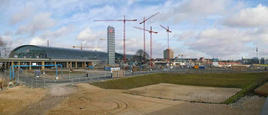 Berlin. Tiergarten. Baustelle. Berliner Hauptbahnhof
21. 1. 2005. Berlin. Tiergarten. Baustelle Berliner Hauptbahnhof
Schlüsselwörter: Berlin;Bundesbahn;DB;Deutsche;Deutschland;Eisenbahn;Germany;Hauptbahnhof;Lehrter;Lehrter Bahnhof;Panorama;S-Bahn;Spree;Stadtbahnhof;2005;Tiergarten