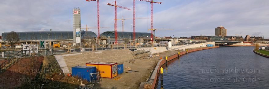 Berlin. Tiergarten. Sprebogen bei der Baustelle. Berliner Hauptbahnhof. Spree
21. 1. 2005. Berlin. Tiergarten. Sprebogen bei der Baustelle Berliner Hauptbahnhof. Fluss. Spree
Schlüsselwörter: Baustelle;Berlin;Bundesbahn;DB;Deutsche;Deutschland;Germany;Hauptbahnhof;Lehrter Bahnhof;Panorama;S-Bahn;Stadtbahnhof;2005;Tiergarten