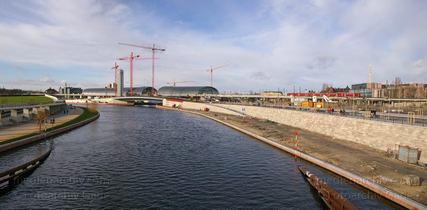 Berlin. Tiergarten. Mitte. Baustelle Lehrter Bahnhof. Berliner Hauptbahnhof. Spree. Kapelle-Ufer
23. 1. 2005. Berlin. Tiergarten. Mitte. Baustelle Lehrter Bahnhof. Berliner Hauptbahnhof. Fluss Spree. Kapelle-Ufer
Schlüsselwörter: Berlin;Deutschland;Germany;Kapelle-Ufer;Lehrter Bahnhof;Mitte;Panorama;Spree;2005;Tiergarten