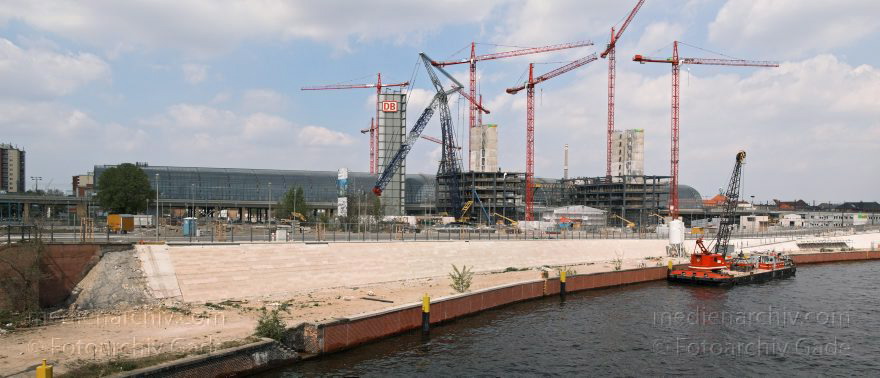 Berlin. Tiergarten. Baustelle. Berliner Hauptbahnhof. Spreebogen. Spree
1. 5. 2005. Berlin. Tiergarten. Baustelle Berliner Hauptbahnhof. Spreebogen. Fluss Spree
Schlüsselwörter: Berlin;Deutschland;Germany;Hauptbahnhof;Lehrter Bahnhof;Panorama;2005;Tiergarten