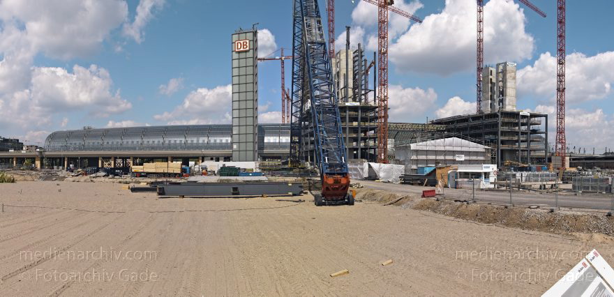 Berlin. Tiergarten. Baustelle. Berliner Hauptbahnhof
16. 5. 2005. Berlin. Tiergarten. Baustelle Berliner Hauptbahnhof
Schlüsselwörter: Berlin;Deutschland;Germany;Hauptbahnhof;Lehrter Bahnhof;Panorama;Stadtbahnhof;2005;Tiergarten