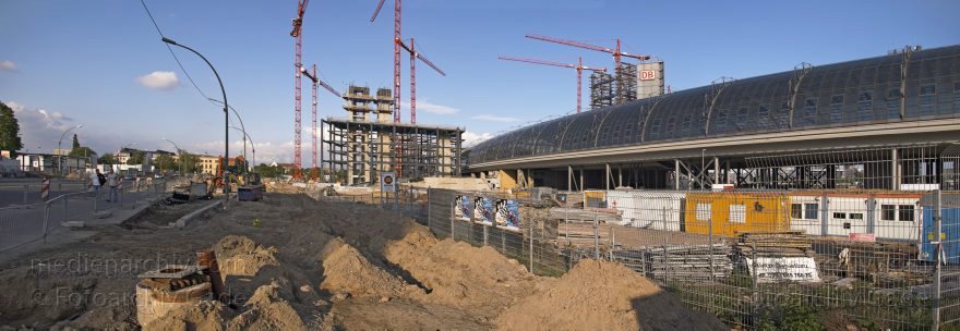 Berlin. Tiergarten. Baustelle. Berliner Hauptbahnhof
22. 5. 2005. Berlin. Tiergarten. Baustelle Berliner Hauptbahnhof
Schlüsselwörter: Baustelle;Berlin;Bundesbahn;DB;Deutsche;Deutschland;Germany;Hauptbahnhof;Lehrter Bahnhof;Panorama;S-Bahn;Stadtbahnhof;2005;Tiergarten