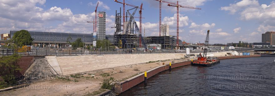 Berlin. Tiergarten. Baustelle. Berliner Hauptbahnhof
22. 5. 2005. Berlin. Tiergarten. Baustelle Berliner Hauptbahnhof
Schlüsselwörter: Baustelle;Berlin;Deutschland;Fluss;Germany;Hauptbahnhof;Lehrter Bahnhof;Panorama;Spree;Spreebogen;2005;Tiergarten