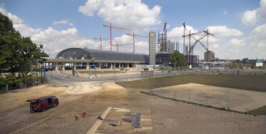 Berlin. Tiergarten. Baustelle. Berliner Hauptbahnhof
22. 5. 2005. Berlin. Tiergarten. Baustelle Berliner Hauptbahnhof
Schlüsselwörter: Baustelle;Berlin;Deutschland;Germany;Hauptbahnhof;Lehrter Bahnhof;Panorama;2005;Tiergarten
