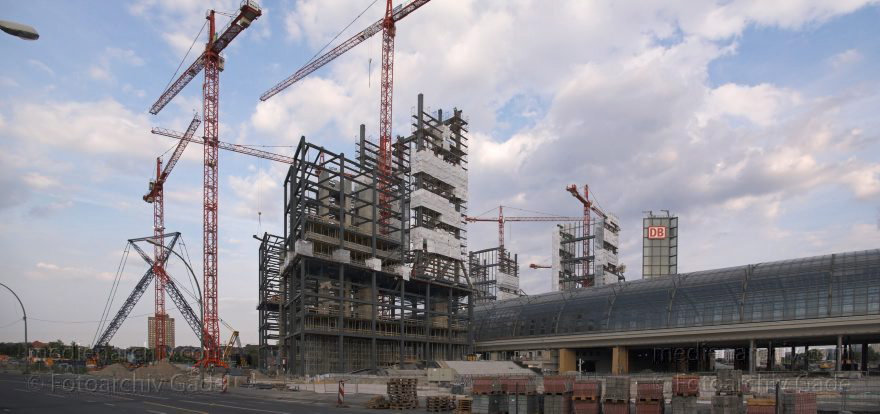 Berlin. Tiergarten. Baustelle. Berliner Hauptbahnhof
3. 7. 2005. Berlin. Tiergarten. Baustelle Berliner Hauptbahnhof
Schlüsselwörter: Berlin;Deutschland;Germany;Lehrter Bahnhof;Panorama;2005;Tiergarten