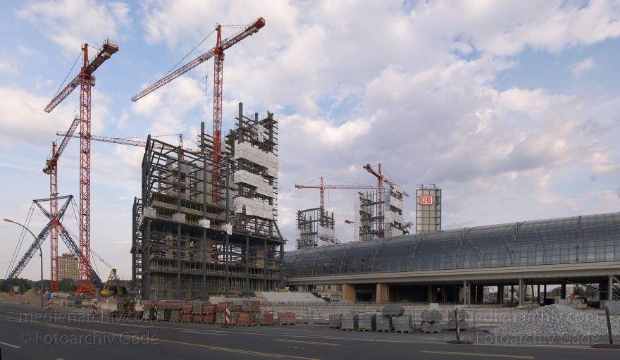 Berlin. Tiergarten. Baustelle. Berliner Hauptbahnhof
3. 7. 2005. Berlin. Tiergarten. Baustelle Berliner Hauptbahnhof
Schlüsselwörter: Berlin;Deutschland;Germany;Lehrter Bahnhof;Panorama;2005;Tiergarten