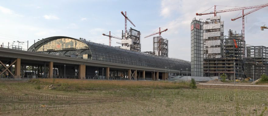 Berlin. Tiergarten. Baustelle. Berliner Hauptbahnhof
3. 7. 2005. Berlin. Tiergarten. Baustelle Berliner Hauptbahnhof
Schlüsselwörter: Berlin;Deutschland;Germany;Hauptbahnhof;Lehrter Bahnhof;Panorama;2005;Tiergarten