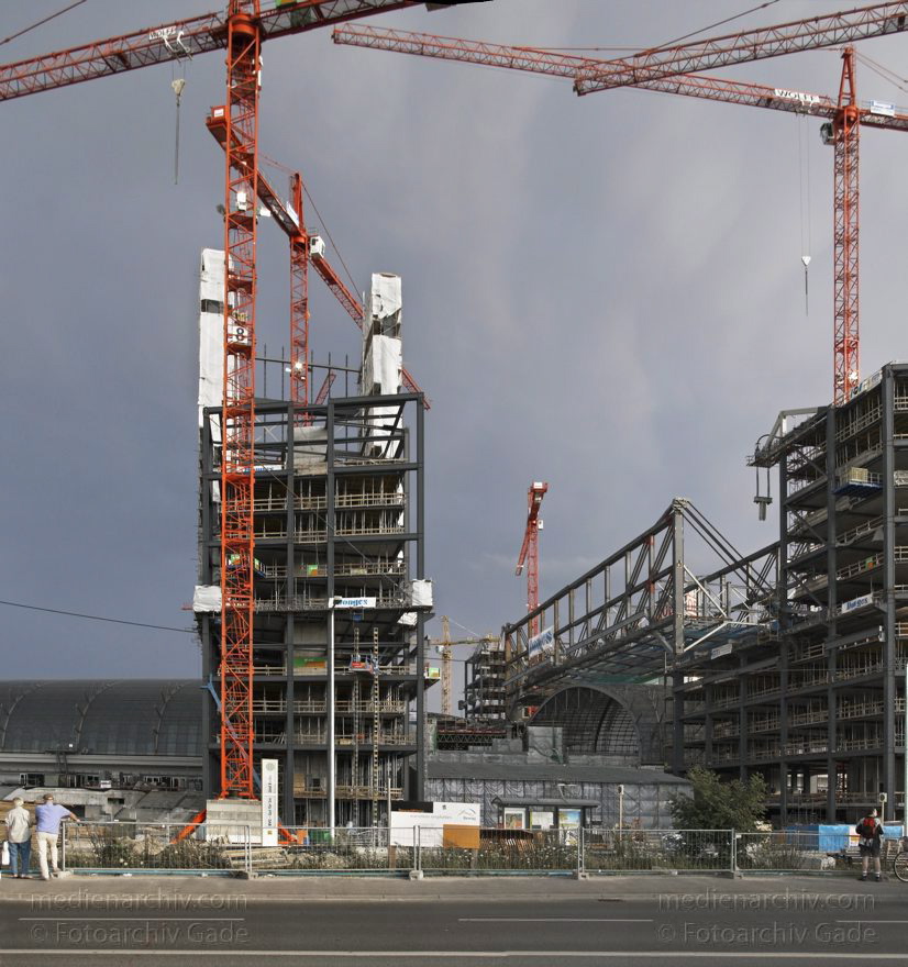 Berlin. Tiergarten. Baustelle. Berliner Hauptbahnhof
30. 7. 2005. Berlin. Tiergarten. Baustelle Berliner Hauptbahnhof
Schlüsselwörter: Berlin;Deutschland;Germany;Hauptbahnhof;Lehrter Bahnhof;Panorama;2005;Tiergarten