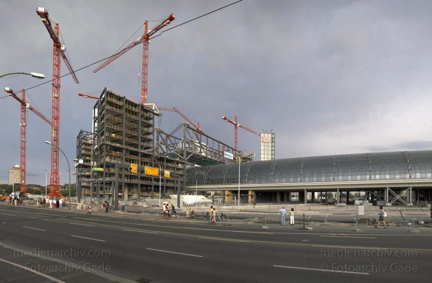 Berlin. Tiergarten. Baustelle. Berliner Hauptbahnhof
30. 7. 2005. Berlin. Tiergarten. Baustelle Berliner Hauptbahnhof
Schlüsselwörter: Bahnhof;Baustelle;Berlin;DB;Deutsche Bahn;Deutschland;Germany;Hauptbahnhof;Lehrter Bahnhof;Panorama;2005;Tiergarten