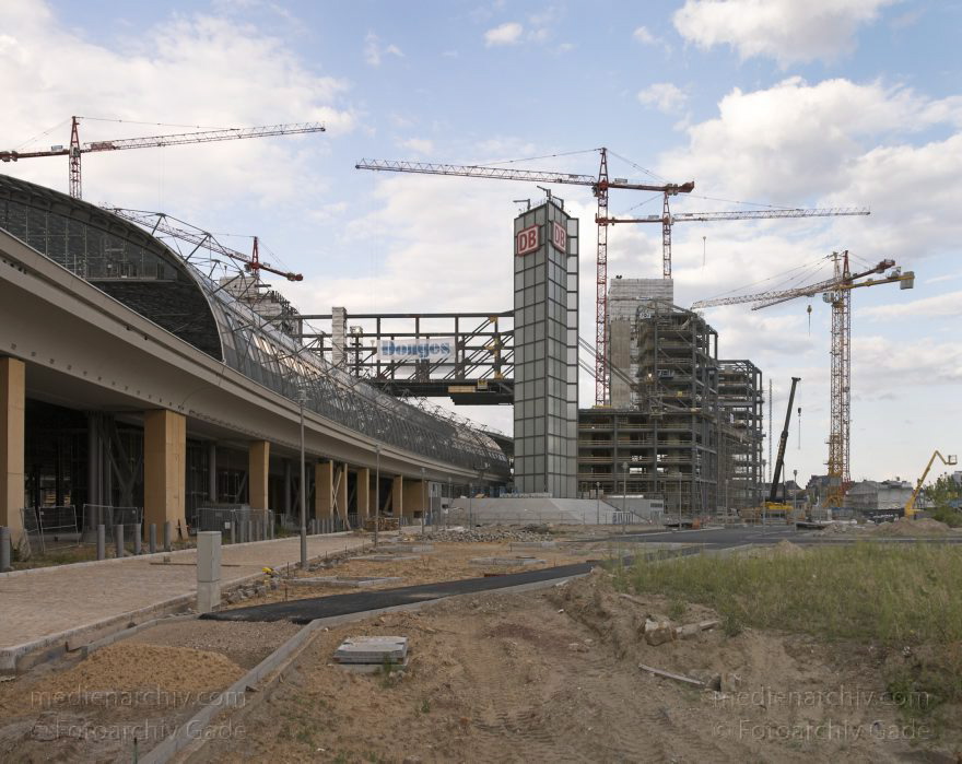 Berlin. Tiergarten. Baustelle. Berliner Hauptbahnhof
30. 7. 2005. Berlin. Tiergarten. Baustelle Berliner Hauptbahnhof
Schlüsselwörter: Berlin;Deutschland;Germany;Hauptbahnhof;Lehrter Bahnhof;Panorama;2005;Tiergarten