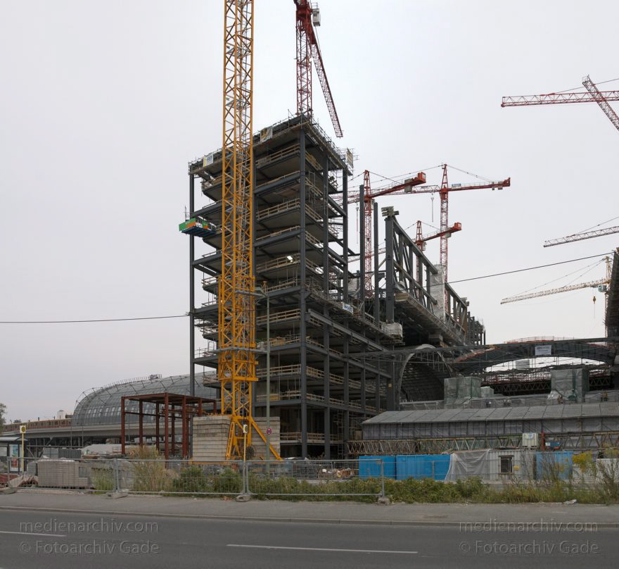 Berlin. Tiergarten. Baustelle. Berliner Hauptbahnhof
September 2005. Berlin. Tiergarten. Baustelle Berliner Hauptbahnhof
Schlüsselwörter: Berlin;Deutschland;Germany;Hauptbahnhof;Lehrter Bahnhof;Panorama;2005;Tiergarten