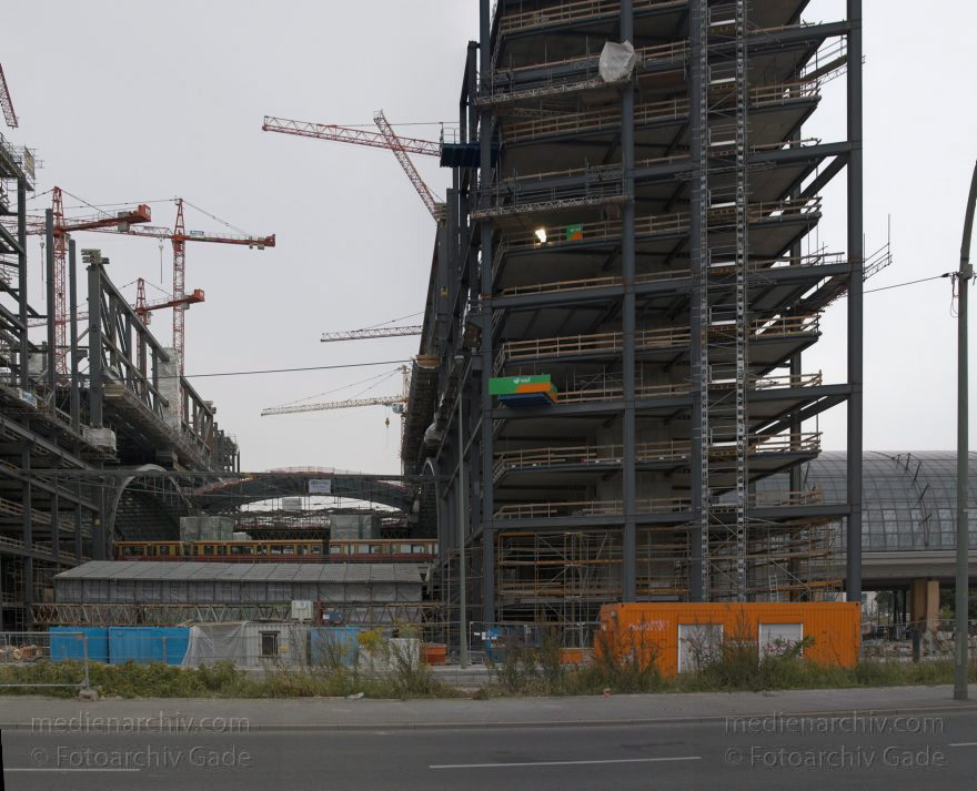 Berlin. Tiergarten. Baustelle. Berliner Hauptbahnhof
September 2005. Berlin. Tiergarten. Baustelle Berliner Hauptbahnhof
Schlüsselwörter: Berlin;Deutschland;Germany;Hauptbahnhof;Lehrter Bahnhof;Panorama;2005;Tiergarten