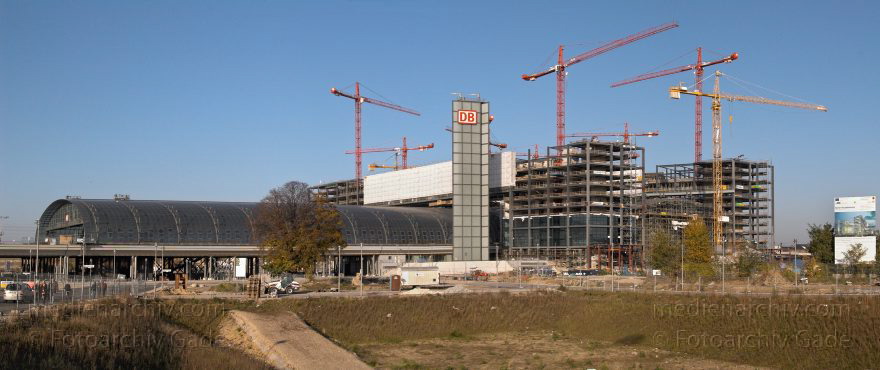Berlin. Tiergarten. Baustelle. Berliner Hauptbahnhof
30. 10. 2005. Berlin. Tiergarten. Baustelle Berliner Hauptbahnhof
Schlüsselwörter: Berlin;Deutschland;Germany;Hauptbahnhof;Lehrter Bahnhof;Panorama;2005;Tiergarten