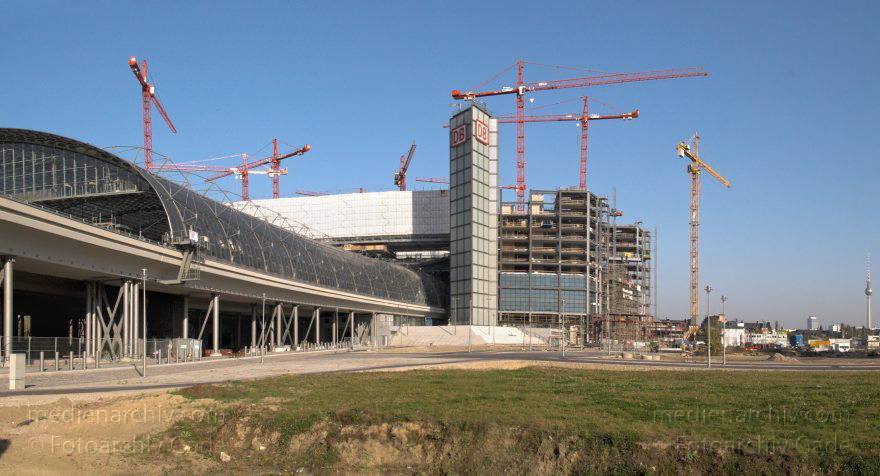 Berlin. Tiergarten. Baustelle. Berliner Hauptbahnhof
30. 10. 2005. Berlin. Tiergarten. Baustelle Berliner Hauptbahnhof
Schlüsselwörter: Berlin;Deutschland;Germany;Hauptbahnhof;Lehrter Bahnhof;Panorama;2005;Tiergarten