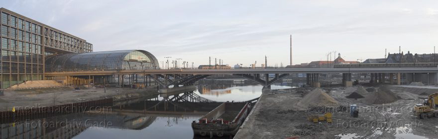 Berlin. Tiergarten. Berliner Hauptbahnhof. Verbindung zwischen dem Spree und Humboldthafen
3. 3. 2007. Berlin. Tiergarten. Berliner Hauptbahnhof. Verbindung zwischen dem Fluss Spree und Humboldthafen
Schlüsselwörter: Berlin;Deutschland;Germany;Hauptbahnhof;Lehrter Bahnhof;Panorama;2007;Tiergarten