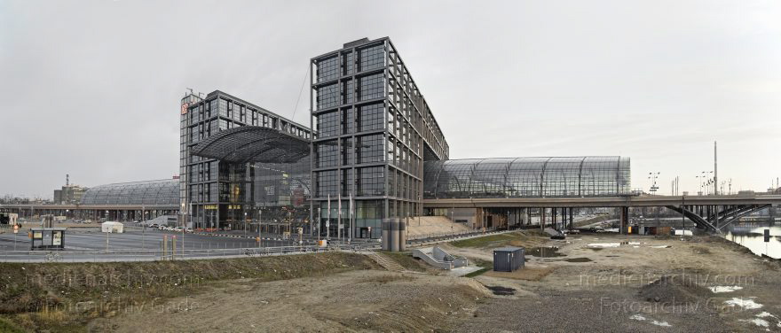 Berlin. Tiergarten. Berliner Hauptbahnhof
3. 3. 2007. Berlin. Tiergarten. Berliner Hauptbahnhof
Schlüsselwörter: Berlin;Deutschland;Germany;Hauptbahnhof;Lehrter Bahnhof;Panorama;2007;Tiergarten