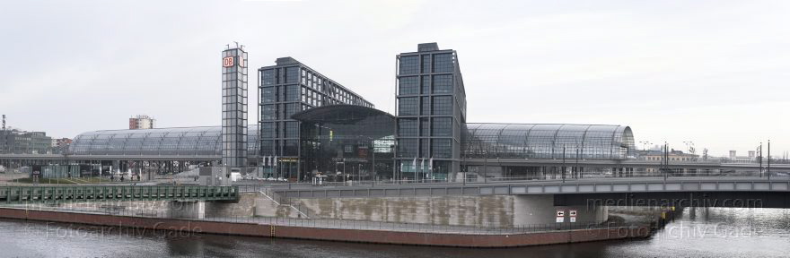 Berlin. Tiergarten. Berliner Hauptbahnhof. Verbindung zwischen dem Spree und Humboldthafen
3. 3. 2007. Berlin. Tiergarten. Berliner Hauptbahnhof. Verbindung zwischen dem Fluss Spree und Humboldthafen
Schlüsselwörter: Berlin;Deutschland;Germany;Hauptbahnhof;Lehrter Bahnhof;Panorama;2007;Tiergarten