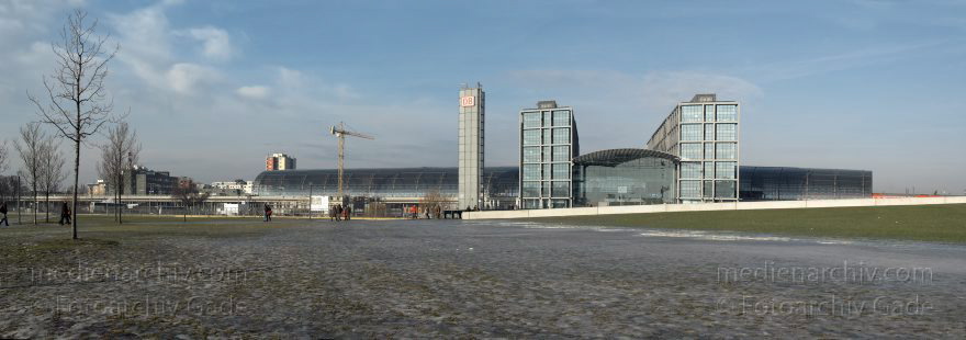 Berlin. Tiergarten. Berliner Hauptbahnhof.
18. 1. 2009. Berlin. Tiergarten. Berliner Hauptbahnhof.
Schlüsselwörter: Berlin;Deutschland;Germany;Hauptbahnhof;Panorama;Regierungsviertel;2009;Tiergarten