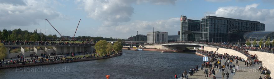 Berlin. Tiergarten. Berliner Hauptbahnhof. Spree. Links: Ludwig-Erhard-Ufer. Rechts: Kapelle-Ufer
4. 10. 2009. Berlin. Tiergarten. Berliner Hauptbahnhof. Fluss Spree. Links: Ludwig-Erhard-Ufer. Rechts: Kapelle-Ufer
Schlüsselwörter: Berlin;Deutschland;Germany;Hauptbahnhof;Panorama;Regierungsviertel;2009;Tiergarten