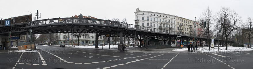 Berlin. Kreuzberg. Schlesisches Tor. Hochbahn der U-Bahn. Winter. Schnee.
2010. Berlin. Kreuzberg. Schlesisches Tor. Hochbahn der U-Bahn. Winter. Schnee.
Schlüsselwörter: 2010;Berlin;Deutschland;Germany;Kreuzberg;Panorama;Schlesisches Tor;Schnee;U-Bahn;Winter
