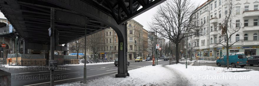 Berlin. Kreuzberg. Schlesisches Tor. Hochbahn der U-Bahn. Winter. Schnee.
2010. Berlin. Kreuzberg. Schlesisches Tor. Hochbahn der U-Bahn. Winter. Schnee.
Schlüsselwörter: 2010;Berlin;Deutschland;Germany;Kreuzberg;Panorama;Schlesisches Tor;Schnee;U-Bahn;Winter