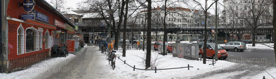 Berlin. Kreuzberg. Schlesisches Tor. Hochbahn der U-Bahn. Winter. Schnee.
2010. Berlin. Kreuzberg. Schlesisches Tor. Hochbahn der U-Bahn. Winter. Schnee.
Schlüsselwörter: 2010;Berlin;Deutschland;Germany;Kreuzberg;Panorama;Schlesisches Tor;Schnee;U-Bahn;Winter
