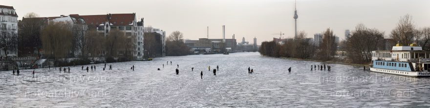Berlin. Kreuzberg. Friedrichshain. Spree. Winter. Eis
19. 2. 2006. Berlin. Kreuzberg. Friedrichshain. Fluss Spree. Winter. Eis
Schlüsselwörter: 2006;Berlin;Deutschland;Eis;Fluss;Germany;Kreuzberg;Panorama;Spree;Winter