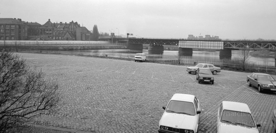 Berlin. Humboldthafen. Parkplatz Berliner Mauer
13.2.1990. Berlin. Parkplatz am Humboldthafen. Hinten links: Krankenhaus Charité und Berliner Mauer. DDR Grenze
Schlüsselwörter: Germany;Humboldthafen;Mitte;1990;Berlin;Deutschland;Panorama;DDR;Charité