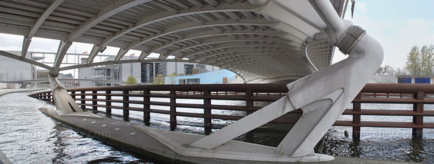 Berlin. Kronprinzenbrücke. Spree
17. 4. 2012. Berlin. Mitte. Kronprinzenbrücke. Fluss Spree
Schlüsselwörter: Berlin;Deutschland;Fluss;Germany;Kronprinzenbrücke;Mitte;Panorama;2012;Spree