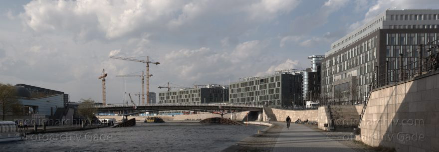 Berlin. Fluss Spree. Kapelle-Ufer. Kronprinzenbrücke.
21. 3. 2014. Berlin. Mitte. Regierungsviertel. Fluss Spree. Kapelle-Ufer. Kronprinzenbrücke. Bundesbildungsministerium
Schlüsselwörter: Berlin;Bundesbildungsministerium;Fluss;Germany;Kapelle-Ufer;Kronprinzenbrücke;Panorama;2014;Spree