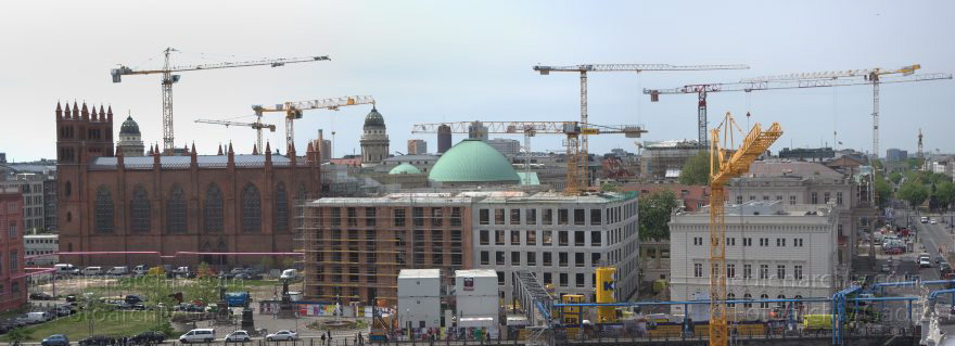 Berlin. Mitte. Baustelle. Kräne
11. 5. 2015. Berlin. Mitte. Unter den Linden. Baustelle. Kronprinzenpalais. Kräne Panorama
Schlüsselwörter: 2015;Baustelle;Berlin;Kronprinzenpalais;Kräne;Mitte;Panorama