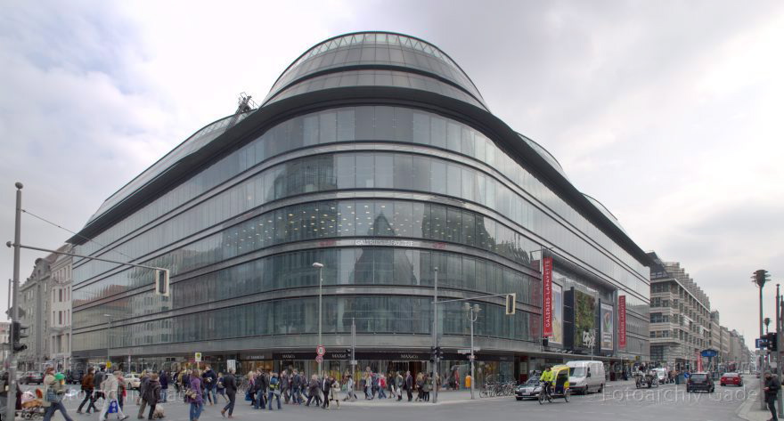 Berlin. Friedrichstraße. Kaufhaus Galeries Lafayette
9. 4. 2013. Berlin. Mitte. Friedrichstraße. Kaufhaus Galeries Lafayette
Schlüsselwörter: Berlin;Friedrichstraße;Germany;Kaufhaus;Lafayette;Mitte;2013;Panorama
