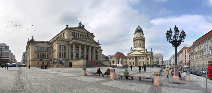 Berlin. Gendarmenmarkt. Links Konzerthaus. rechts Französischer Dom
9. 4. 2013. Berlin. Mitte. Gendarmenmarkt. Links Konzerthaus. rechts Französischer Dom
Schlüsselwörter: Berlin;Französischer Dom;Gendarmenmarkt;Germany;Konzerthaus;Mitte;2013;Panorama