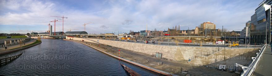 Berlin. Kapelle-Ufer. Spree. Hauptbahnhof
23. 1. 2005. Berlin. Mitte. Kapelle-Ufer. Fluss Spree. Baustelle Hauptbahnhof
Schlüsselwörter: 2005;2014;2015;Berlin;Hauptbahnhof;Kapelle-Ufer;Mitte;Panorama;Spree