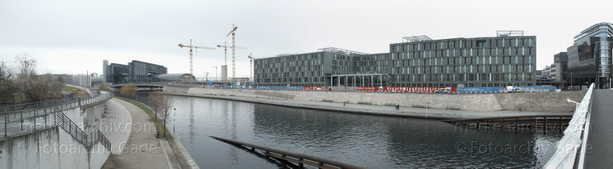 Berlin. Kapelle-Ufer an der Spree
25. 12. 2013. Berlin. Mitte. Kapelle-Ufer am Fluss Spree. Bundesbildungsministerium. Hauptbahnhof
Schlüsselwörter: Berlin;Bundesbildungsministerium;Fluss;Hauptbahnhof;Kapelle-Ufer;Mitte;Panorama;2014;Spree