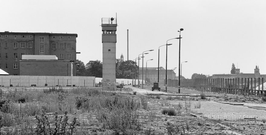 Berlin. Berliner Mauer
12. 6. 1990. Berlin. Mitte. Berliner Mauer. Ehemalige DDR Grenze zwischen Mitte und Wedding zwischen der  Boysenstraße und dem Hohenzollernkanal. Wachturm
Schlüsselwörter: Berlin;berlin wall;Berliner Mauer;DDR;GDR;Germany;Grenze;Mitte;Ostberlin;Wachturm;Wedding