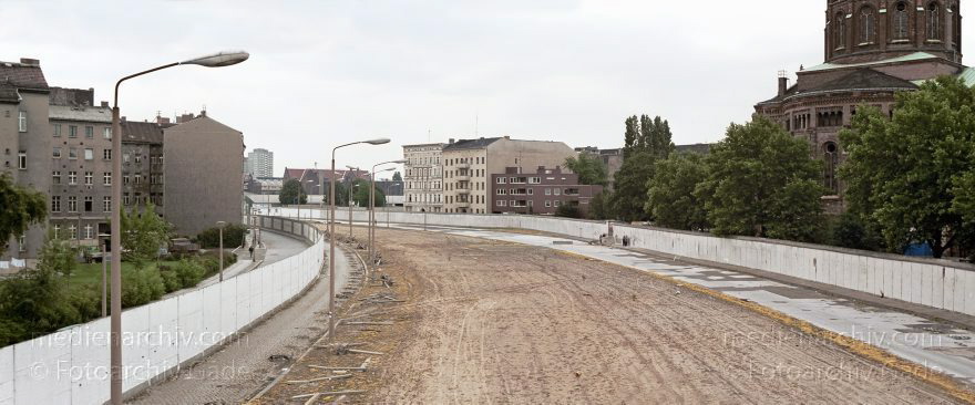 Berlin. links:Berlin. Mitte, mitte: DDR GrenzeBerliner Mauerstreifen. rechts: Kreuzberg.
16. 6. 1990. Berlin. links: Mitte, mitte: DDR Grenze. Berliner Mauerstreifen. rechts: Kreuzberg.
Schlüsselwörter: Berlin;Berliner Mauer;DDR;Deutschland;Germany;Kreuzberg;Mitte;1990;Panorama
