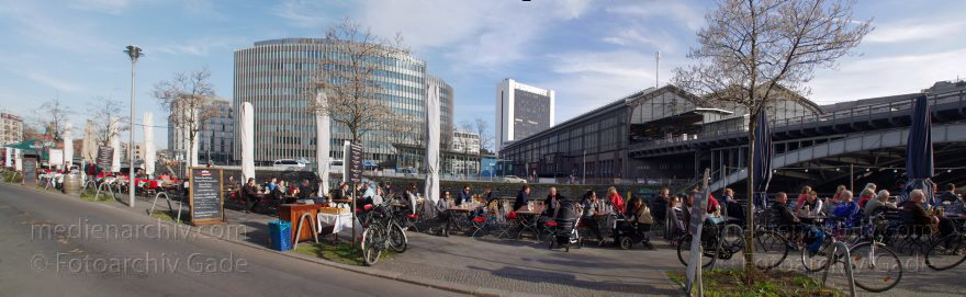 Berlin. Mitte. Schiffbauerdamm. Ständige Vertretung
20. 3. 2014. Berlin. Mitte. Schiffbauerdamm. Ständige Vertretung. Stäv. Restaurant. Bahnhof Friedrichstraße
Schlüsselwörter: Bahnhof Friedrichstraße;Berlin;Mitte;Restaurant;Schiffbauerdamm;2014;Ständige Vertretung