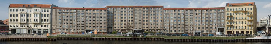 Berlin. Plattenbau am Schiffbauerdamm
21.3.2014. Berlin. Mitte. Plattenbau am Schiffbauerdamm. Panorama aus mehreren Einzelbildern
Schlüsselwörter: 2014;Berlin;Mitte;Schiffbauerdamm;Plattenbau;Spree;Panorama