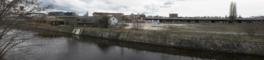 Berlin. Mitte. Moabit Berliner-Spandauer-Schiffahrtskanal und Gewerbegelände entlang der Heidestraße
4. 4. 2010. Berlin. Mitte.  Moabit. Blick von der Kieler Straße über den Berlin-Spandauer-Schiffahrtskanal zum Gewerbegelände entlang der Heidestraße.
Schlüsselwörter: Berlin;Berlin-Spandauer-Schifffahrtskanal;Deutschland;Germany;Mitte;Moabit;2010;Panorama