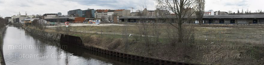 Berlin. Mitte. Moabit Berliner-Spandauer-Schiffahrtskanal und Gewerbegelände entlang der Heidestraße
4. 4. 2010. Berlin. Mitte. Moabit. Blick von der Kieler Straße über den Berlin-Spandauer-Schiffahrtskanal zum Gewerbegelände entlang der Heidestraße.
Schlüsselwörter: Berlin;Berlin-Spandauer-Schifffahrtskanal;Deutschland;Germany;Mitte;Moabit;2010;Panorama