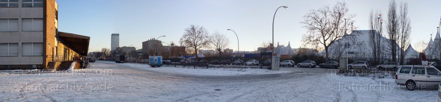 Berlin. Mitte. Moabit. Heidestraße. Laderampe. Lagerhalle. Gewerbe. Winter. Schnee
7. 12. 2012. Berlin. Mitte. Moabit. Heidestraße. Laderampe. Lagerhalle. Gewerbe. Winter. Schnee
Schlüsselwörter: 2012;Berlin;Deutschland;Germany;Heidestraße;Laderampe;Mitte;Moabit;Panorama;Schnee;Winter